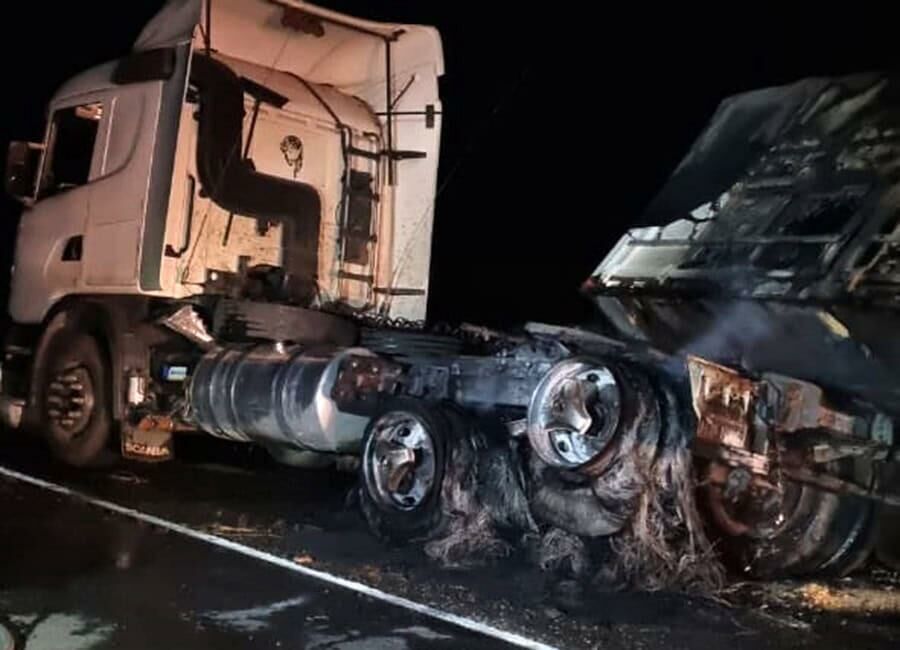 Imagem de compartilhamento para o artigo Carreta carregada com farelo de milho pega fogo na BR-163 entre São Gabriel do Oeste e Bandeirantes da MS Todo dia